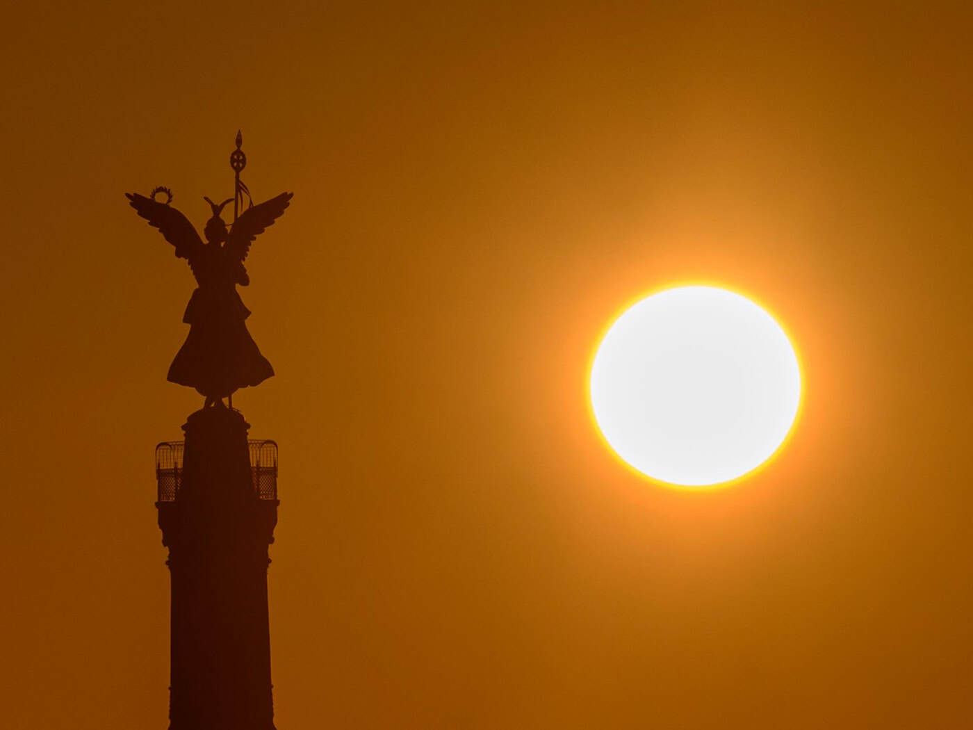 Es bleibt trocken: Der DWD sagt zunächst freundliches Wetter voraus. Am Samstag kommt der ersehnte Regen. (Archivbild) / Foto: Soeren Stache/dpa