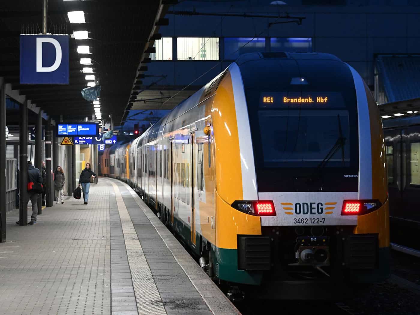 Der RE1 fährt zwischen Magdeburg und Frankfurt (Oder). (Archivbild) / Foto: Soeren Stache/dpa