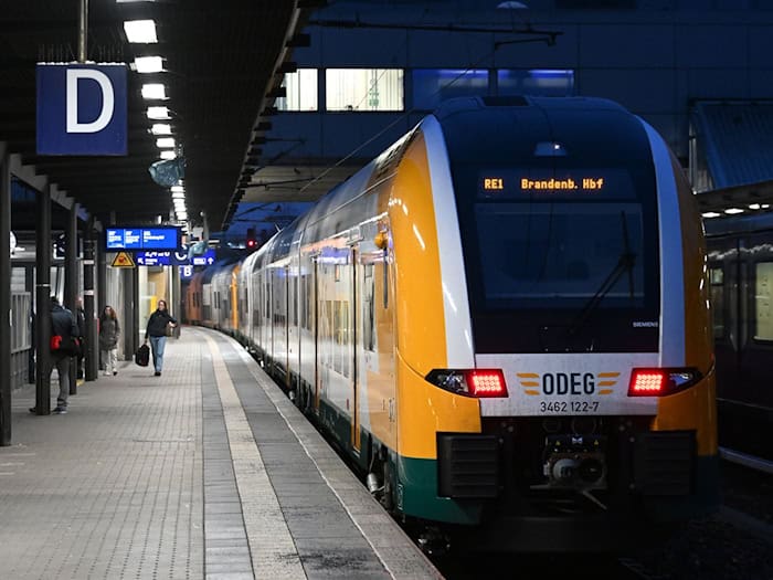 Der RE1 fährt zwischen Magdeburg und Frankfurt (Oder). (Archivbild) / Foto: Soeren Stache/dpa