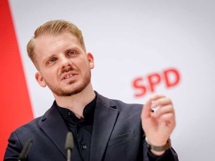 SPD-Generalsekretär Tim Klüssendorf will das Thema Mietendeckel in der Koalition auf die Tagesordnung bringen.  / Foto: Kay Nietfeld/dpa