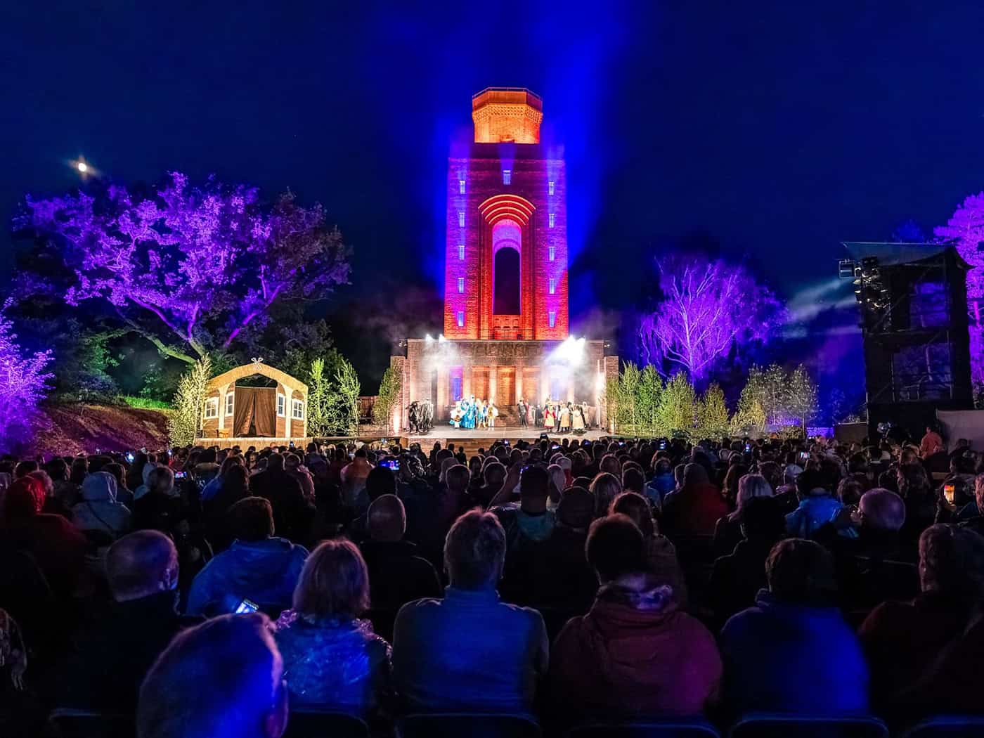 Die Spreewälder Sagennacht lockt an Pfingsten wieder Besucher an den Bismarckturm nach Burg. (Archivbild) / Foto: Frank Hammerschmidt/dpa