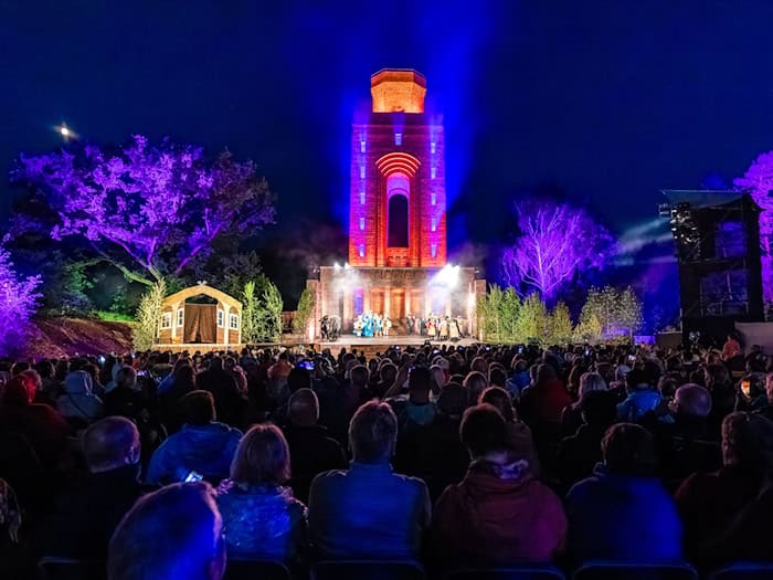 Die Spreewälder Sagennacht lockt an Pfingsten wieder Besucher an den Bismarckturm nach Burg. (Archivbild) / Foto: Frank Hammerschmidt/dpa