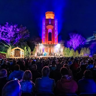 Die Spreewälder Sagennacht lockt an Pfingsten wieder Besucher an den Bismarckturm nach Burg. (Archivbild) / Foto: Frank Hammerschmidt/dpa