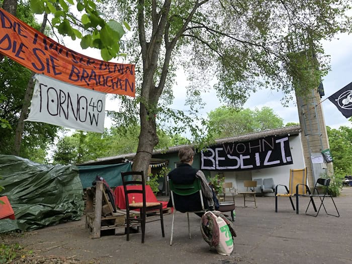 Die Stadt will die Besetzung des Hauses in der Tornowstraße 40 in Potsdam beenden.  / Foto: Michael Bahlo/dpa