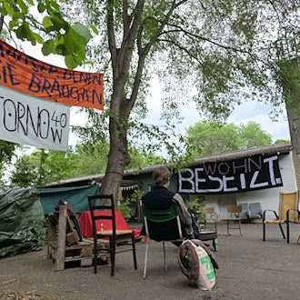 Die Stadt will die Besetzung des Hauses in der Tornowstraße 40 in Potsdam beenden.  / Foto: Michael Bahlo/dpa
