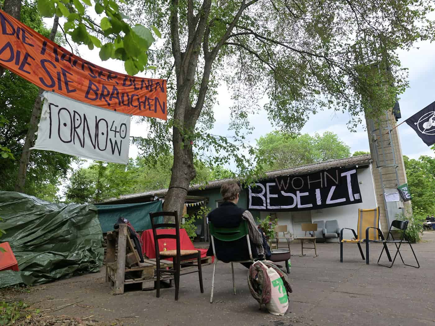 Hausbesetzer in Potsdam wollen Leerstand nicht hinnehmen. Die Stadt Potsdam berät jetzt über das weitere Vorgehen auf der Halbinsel Hermannswerder. / Foto: Michael Bahlo/dpa