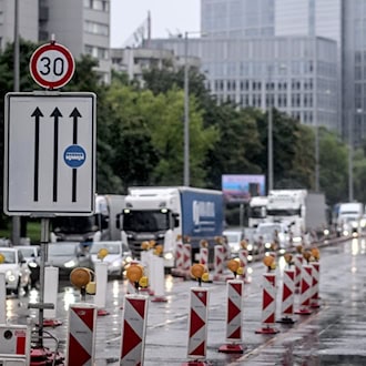 Bei Baustellen in Berlin ist oft nicht klar, wie lange mit Einschränkungen auf der Straße zu rechnen ist. (Archivbild)  / Foto: Britta Pedersen/dpa
