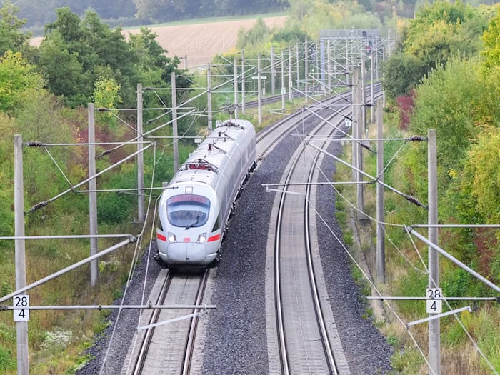 Der Ausfall eines Stellwerks sorgt derzeit für große Probleme im Bahnverkehr zwischen Hamburg und Berlin. (Archivbild) / Foto: Julian Stratenschulte/dpa
