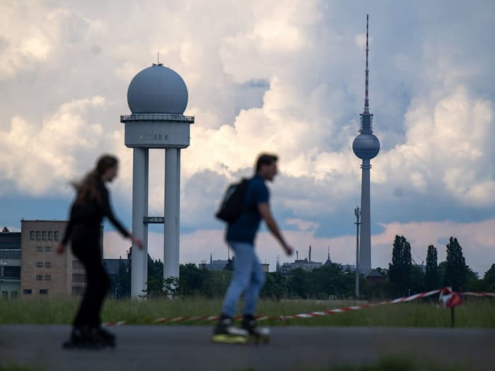 Auf dem weitläufigen Tempelhofer Feld, das früher ein Flughafen war, gehen Menschen vielfältigen Freizeitaktivitäten nach. (Archivbild)  / Foto: Monika Skolimowska/dpa
