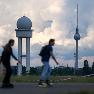 Auf dem weitläufigen Tempelhofer Feld, das früher ein Flughafen war, gehen Menschen vielfältigen Freizeitaktivitäten nach. (Archivbild)  / Foto: Monika Skolimowska/dpa