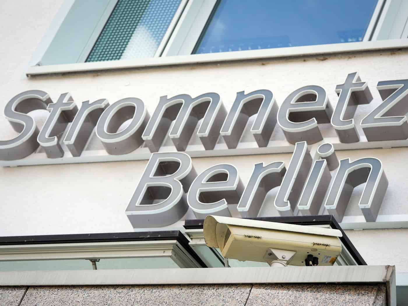 Nicht nur die Zentrale von Stromnetz Berlin wird per Kamera überwacht, auch immer mehr Teile des Netzes werden seit den beiden Brandanschlägen im September und Januar genauer kontrolliert.  / Foto: Soeren Stache/dpa