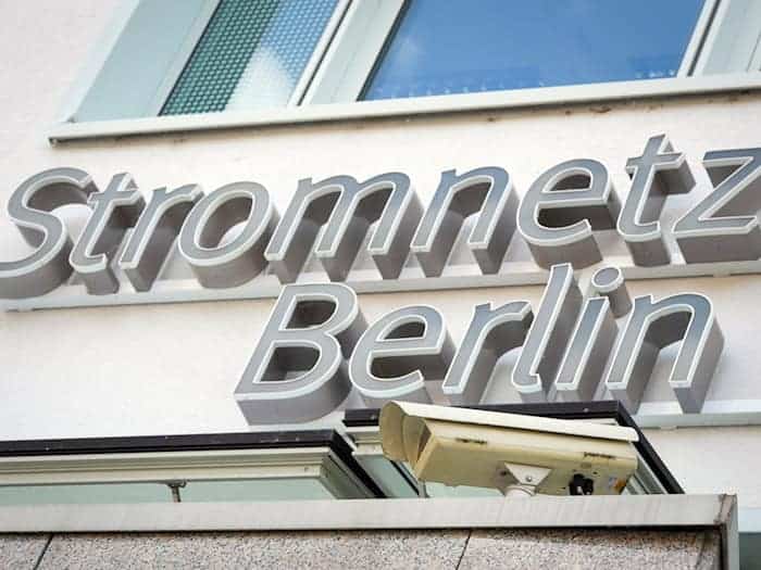 Nicht nur die Zentrale von Stromnetz Berlin wird per Kamera überwacht, auch immer mehr Teile des Netzes werden seit den beiden Brandanschlägen im September und Januar genauer kontrolliert.  / Foto: Soeren Stache/dpa