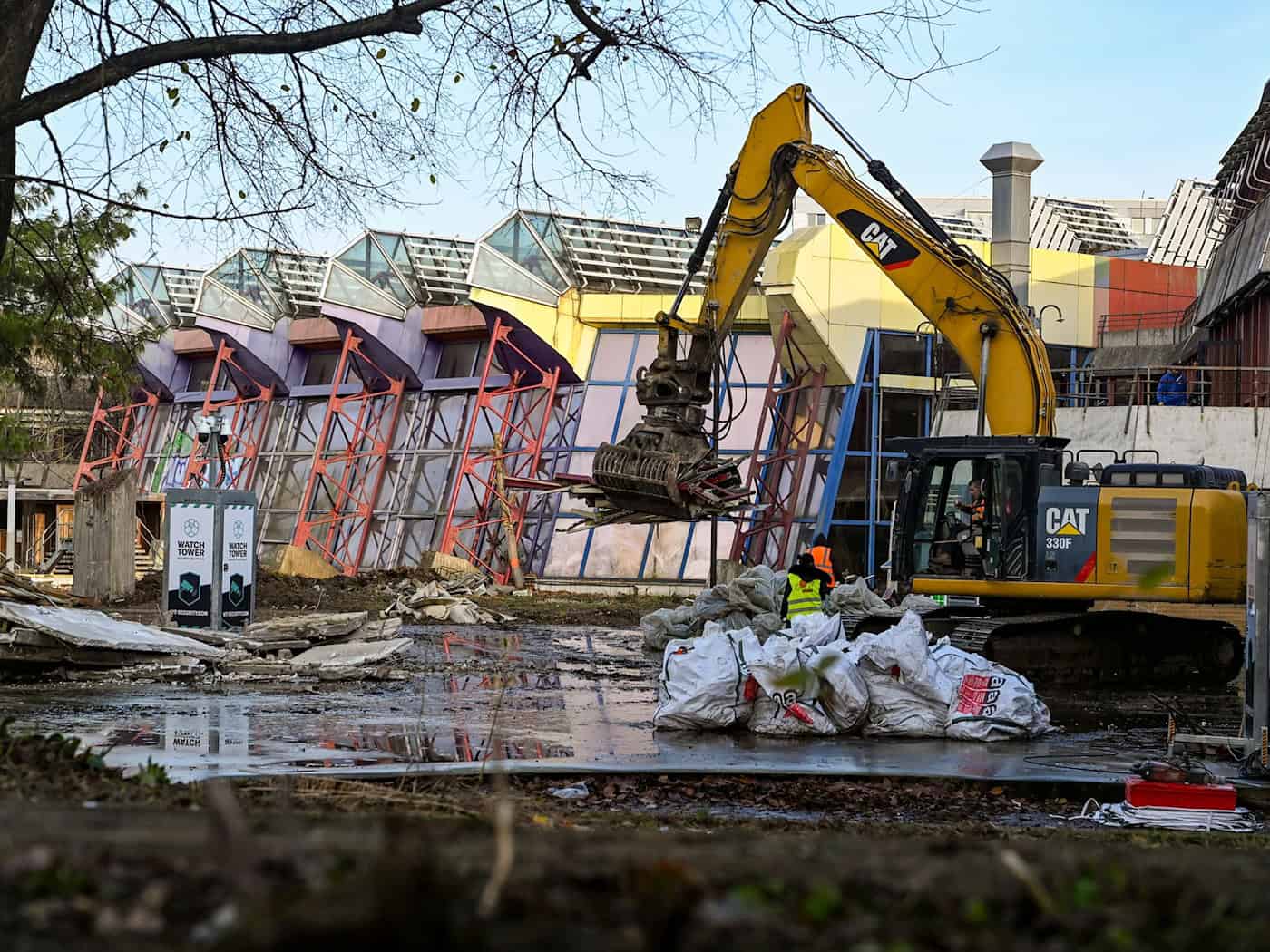 An dem Areal waren schon Bagger angerückt - unterdessen läuft eine neue Diskussion um den Erhalt. (Archivbild) / Foto: Jens Kalaene/dpa