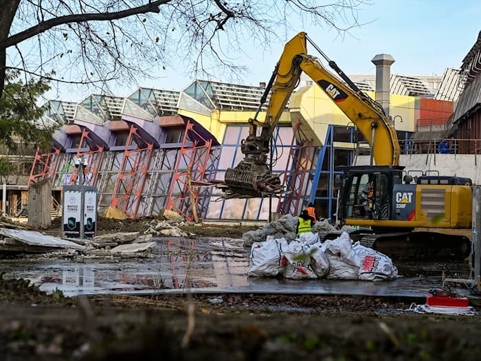 An dem Areal waren schon Bagger angerückt - unterdessen läuft eine neue Diskussion um den Erhalt. (Archivbild) / Foto: Jens Kalaene/dpa