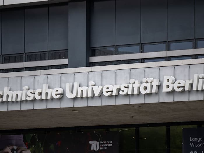 Studierende und Mitarbeitende der TU Berlin stehen vor großen Unsicherheiten: Das Hauptgebäude wird bis auf Weiteres geschlossen. (Archivbild) / Foto: Monika Skolimowska/dpa