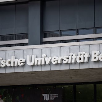 Studierende und Mitarbeitende der TU Berlin stehen vor großen Unsicherheiten: Das Hauptgebäude wird bis auf Weiteres geschlossen. (Archivbild) / Foto: Monika Skolimowska/dpa