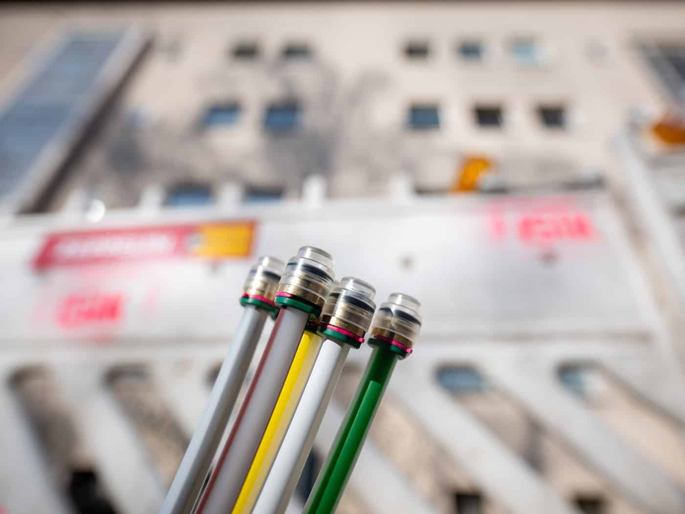 Der Glasfaser-Ausbau in Berlin schreitet voran, die Telekom hat eigenen Angaben zufolge rund eine Million Haushalte an das Netz angeschlossen. (Symbolbild) / Foto: Sebastian Gollnow/dpa