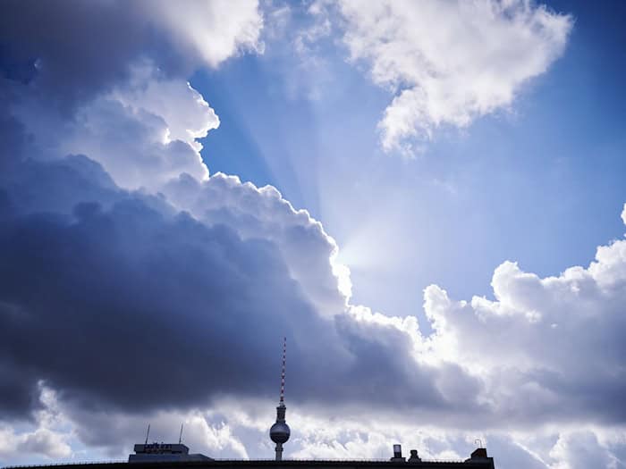 Temperaturanstieg in Berlin und Brandenburg. Der DWD rechnet am Wochenende mit bis zu 24 Grad. Wolken soll es trotzdem geben. (Symbolbild) / Foto: Annette Riedl/dpa