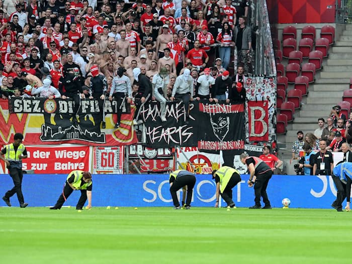 Fans des 1. FC Union werfen beim Spiel gegen den Mainz Tennisbälle auf den Rasen. / Foto: Torsten Silz/dpa