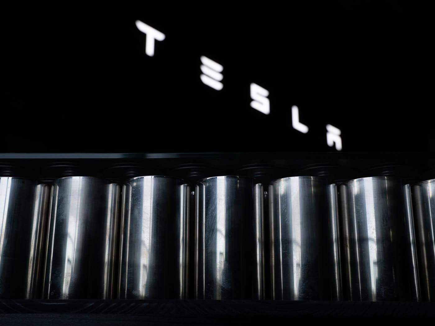Der US-Elektroautobauer Tesla will Millionen für die Batteriezellfertigung in Grünheide investieren. (Archivbild)  / Foto: Sebastian Gollnow/dpa