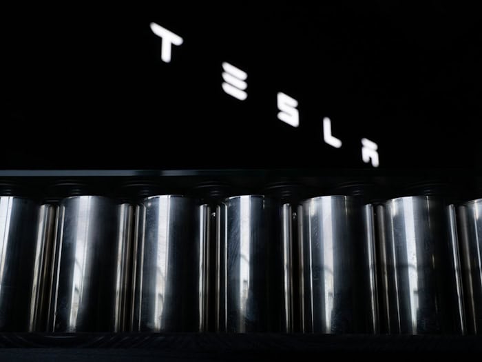 Der US-Elektroautobauer Tesla will Millionen für die Batteriezellfertigung in Grünheide investieren. (Archivbild)  / Foto: Sebastian Gollnow/dpa