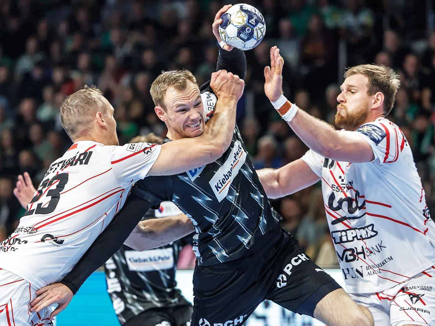 Hatte meist mehrere Abwehrspieler um sich: Berlins Welthandballer Mathias Gidsel.  / Foto: Andreas Gora/dpa