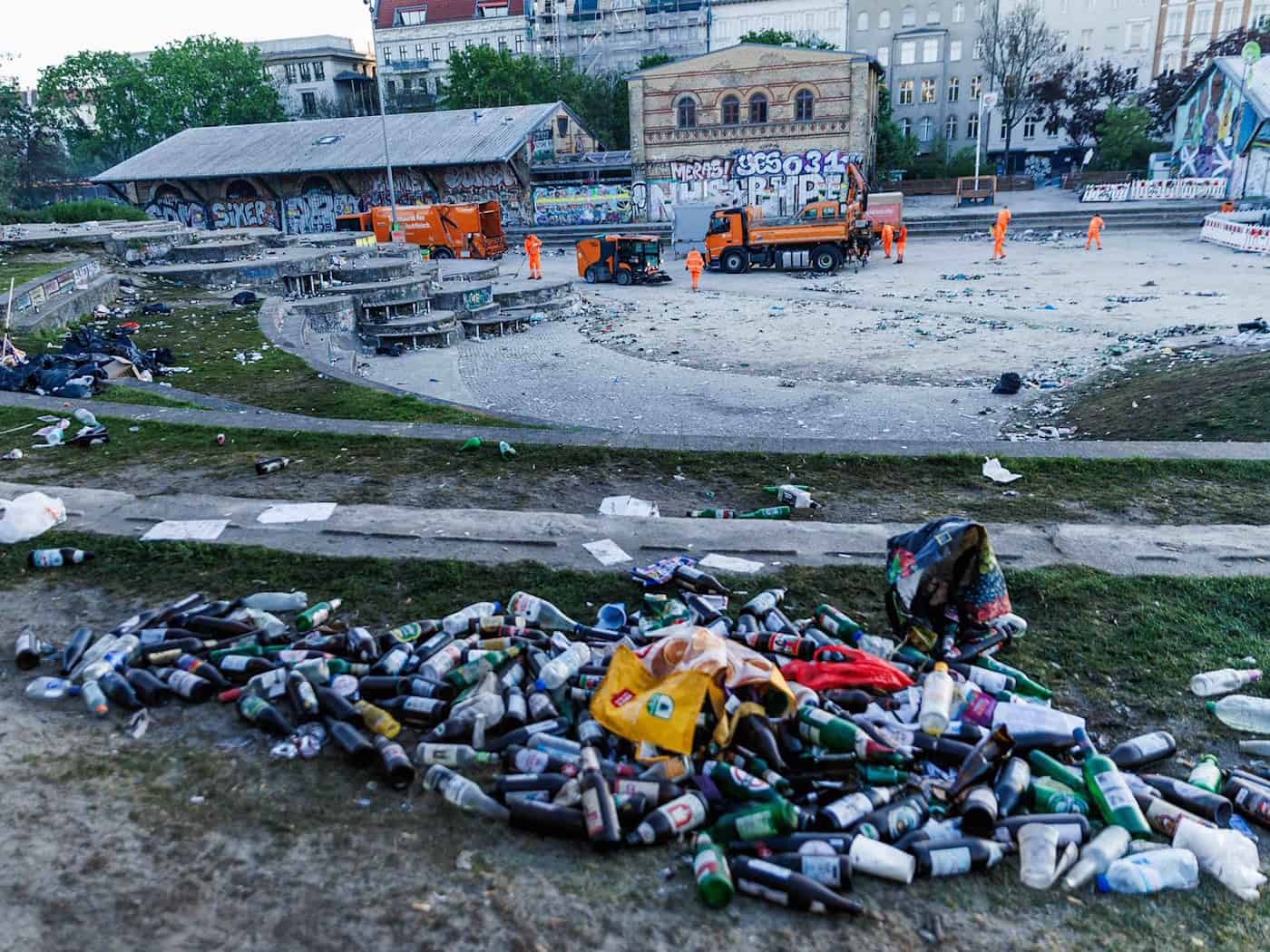 Nach dem 1. Mai sind Straßen und Parks in Kreuzberg voll Müll.  / Foto: Carsten Koall/dpa