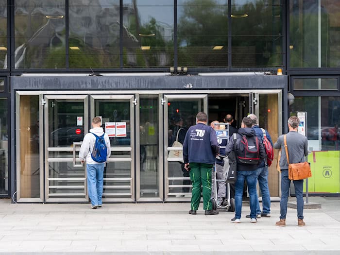 TU-Gebäude an der Straße des 17. Juni vorübergehend geschlossen – Beschäftigte holen Hab und Gut