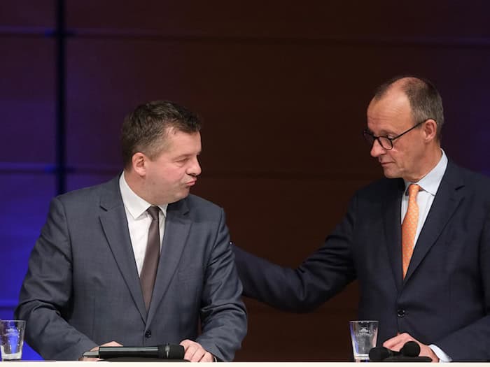Auf wen sollte sich eine CDU-Regierung notfalls stützen: die Linke oder die AfD? Sachsen-Anhalts Ministerpräsident Schulze könnte bald vor der Frage stehen und den Rat von Parteichef Merz brauchen. (Archivbild) / Foto: Sebastian Willnow/dpa