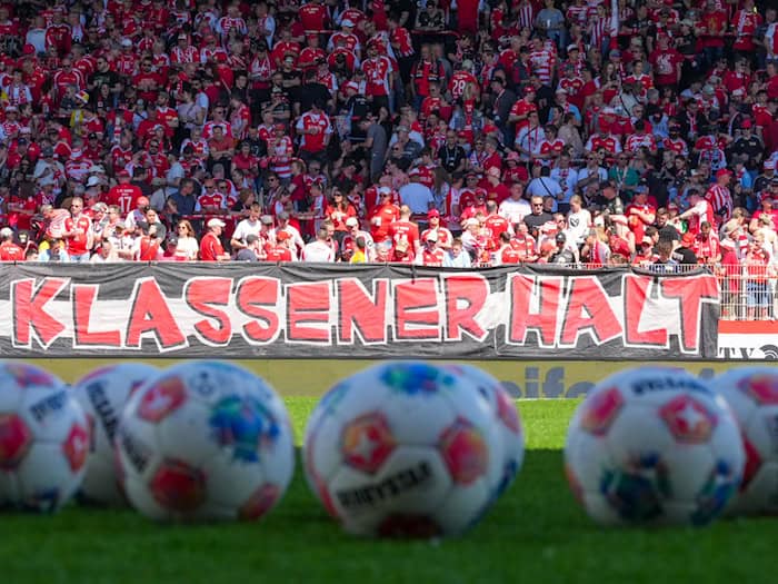 Die Fans von Union Berlin drücken auf einem Transparent ihre Hoffnung auf den Verbleib in der Fußball-Bundesliga aus.  / Foto: Soeren Stache/dpa
