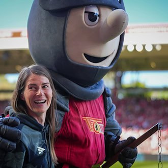 Marie-Louise Eta kann sich über den ersten Punktgewinn als Bundesliga-Trainerin freuen.  / Foto: Soeren Stache/dpa
