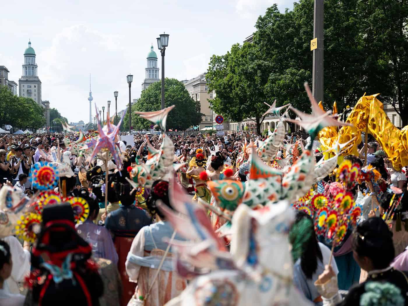 Mehr als 60 Gruppen beteiligen sich an der Parade. Tausende kamen zum Zuschauen und Mitfeiern. / Foto: Christophe Gateau/dpa