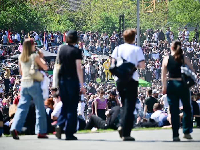 Die Menschen ziehen in den Görlitzer Park - der Görlitzer Bahnhof wurde am Nachmittag wegen Überfüllung geschlossen. / Foto: Sebastian Gollnow/dpa