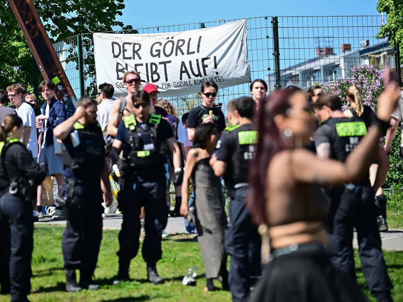 Im Görlitzer Park protestierten Tausende gegen die nächtliche Schließung des Parks bei einer Techno-Demo. / Foto: Sebastian Christoph Gollnow/dpa
