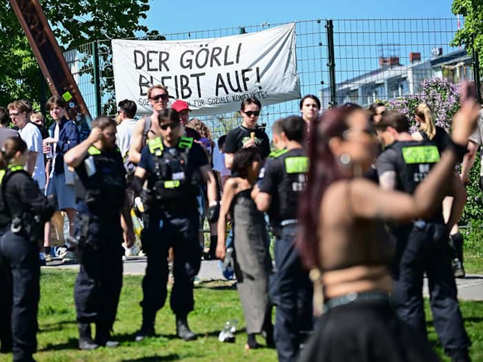 Im Görlitzer Park protestierten Tausende gegen die nächtliche Schließung des Parks bei einer Techno-Demo. / Foto: Sebastian Christoph Gollnow/dpa