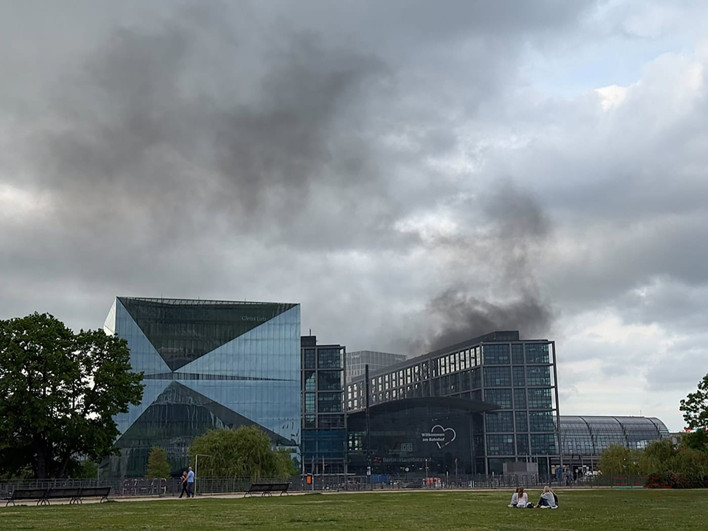 Die Feuerwehr bekämpft einen Brand vor dem Berliner Hauptbahnhof. / Foto: Kay Nietfeld/dpa