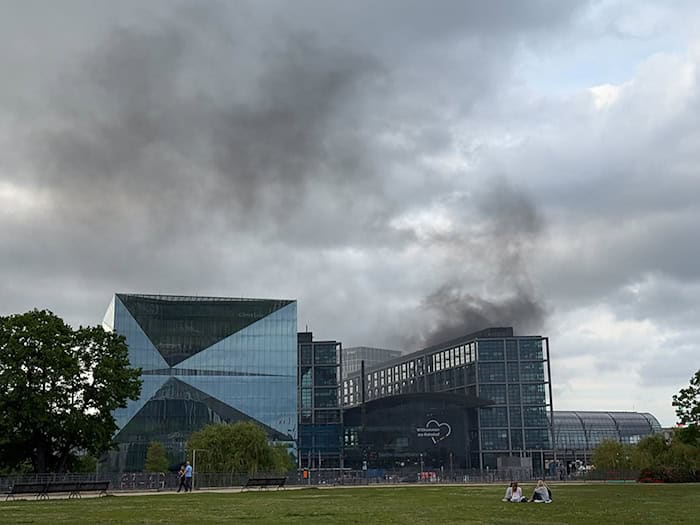 Die Feuerwehr bekämpft einen Brand vor dem Berliner Hauptbahnhof. / Foto: Kay Nietfeld/dpa
