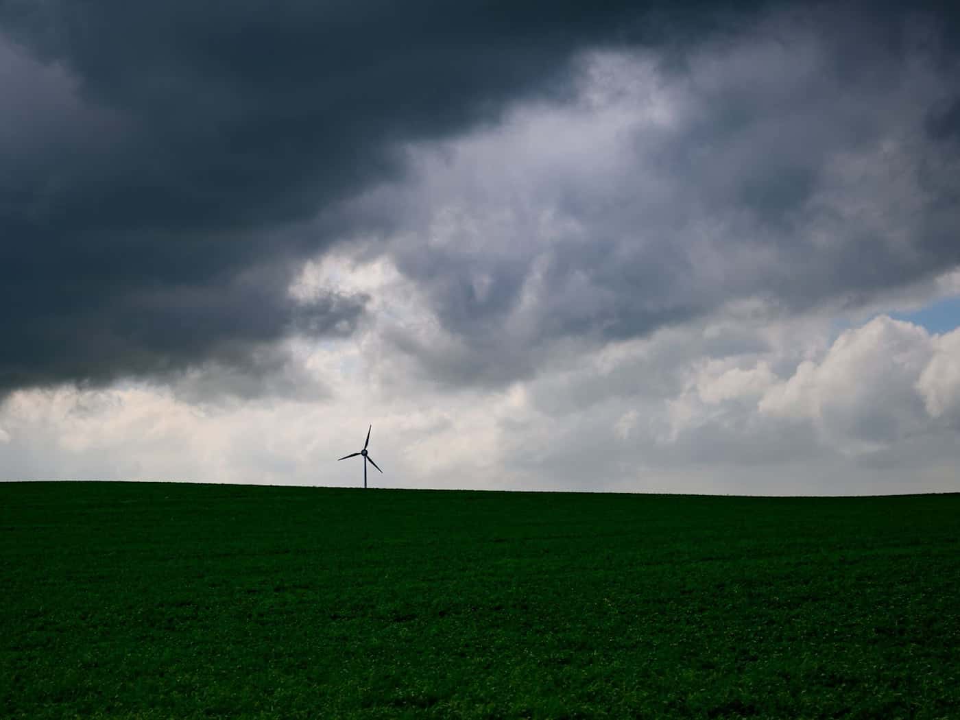 Trübes Wetter für Berlin und Brandenburg. Der Deutsche Wetterdienst rechnet mit starker Bewölkung. Gebietsweise kann es zu Schauern und Regen kommen. (Archivbild) / Foto: Patrick Pleul/dpa