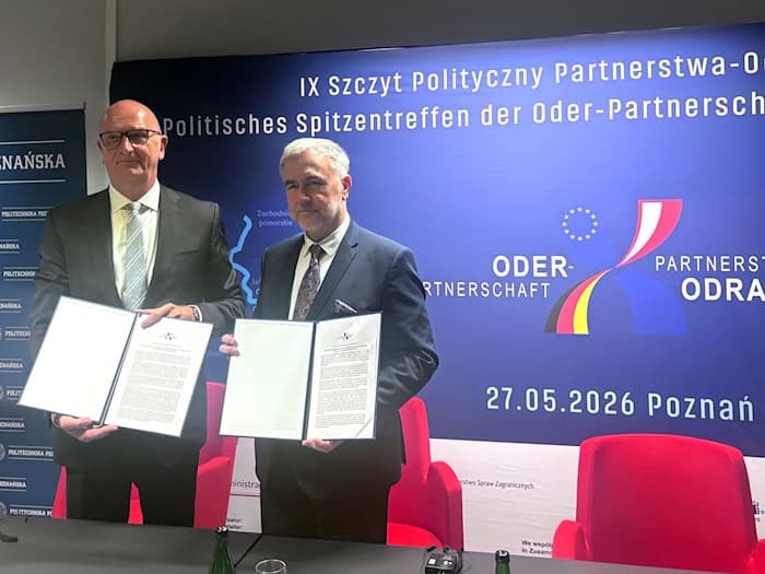Brandenburgs Ministerpräsident Dietmar Woidke (SPD) und der Marschall der Woidwodschaft Großpolen (Wielkopolskie), Marek Wozniak, dringen auf bessere Schienenverbindungen von Deutschland nach Polen. / Foto: Oliver von Riegen/dpa