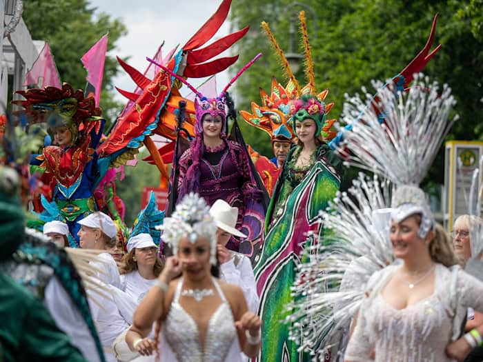 Der Berliner Karneval der Kulturen beginnt am Freitagnachmittag mit einem Straßenfest. (Archivbild) / Foto: Monika Skolimowska/dpa