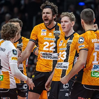 Jake Hanes (m) will am Mittwoch mit den BR Volleys den Meistertitel unter Dach und Fach bringen. (Archivbild) / Foto: Andreas Gora/dpa