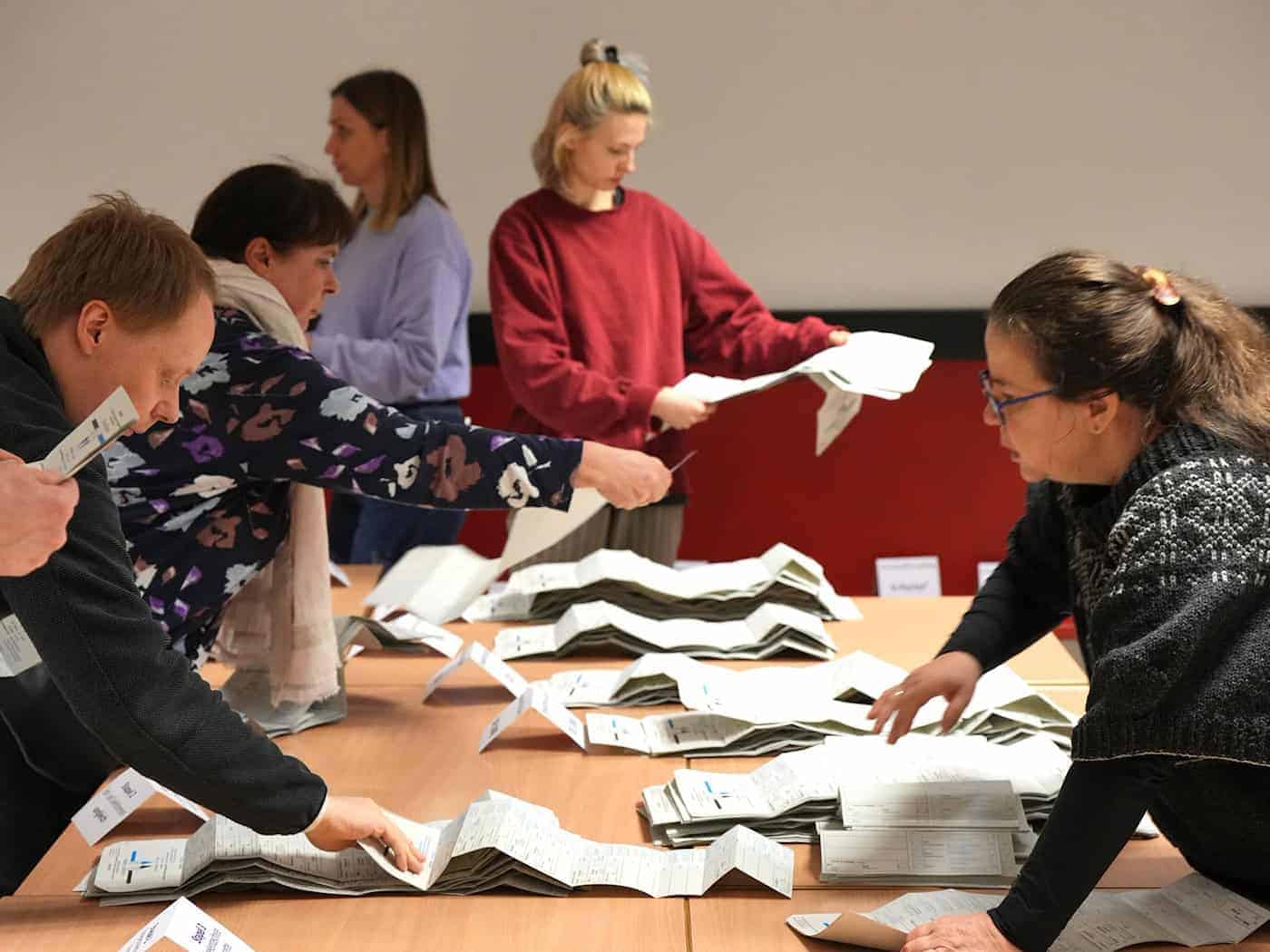 Am 20. September werden in Berliner Wahllokalen 40.000 Wahlhelferinnen und Wahlhelfer im Einsatz sein. (Archivbild)  / Foto: Soeren Stache/dpa