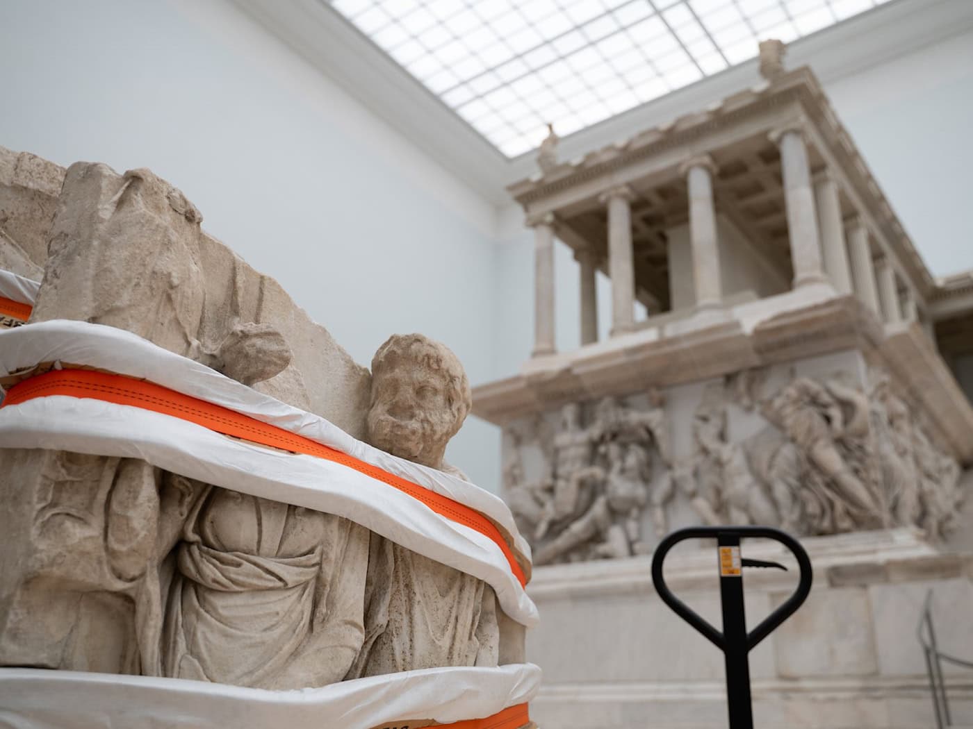 Der Pergamonaltar soll im Juni 2027 wieder besichtigt werden können. (Archivbild) / Foto: Markus Lenhardt/dpa
