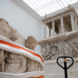 Der Pergamonaltar soll im Juni 2027 wieder besichtigt werden können. (Archivbild) / Foto: Markus Lenhardt/dpa