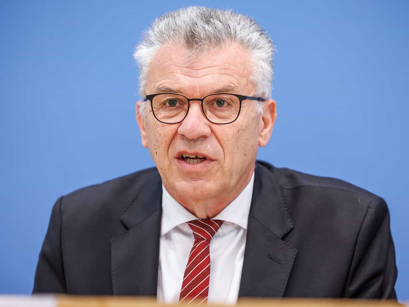 Bahn-Aufsichtsratschef Werner Gatzer soll seinen Posten einem Bericht zufolge 2027 räumen. (Archivbild) / Foto: Andreas Gora/dpa