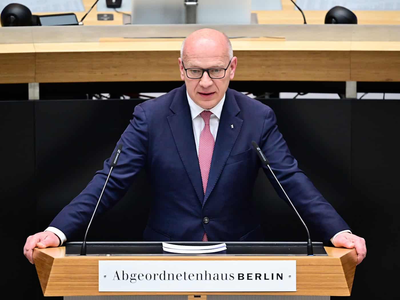 Berlins Regierender Bürgermeister Kai Wegner (CDU) betont, nichts von einer Liste mit Fördervorschlägen für Projekte gegen Antisemitismus gewusst zu haben.  / Foto: Sebastian Christoph Gollnow/dpa