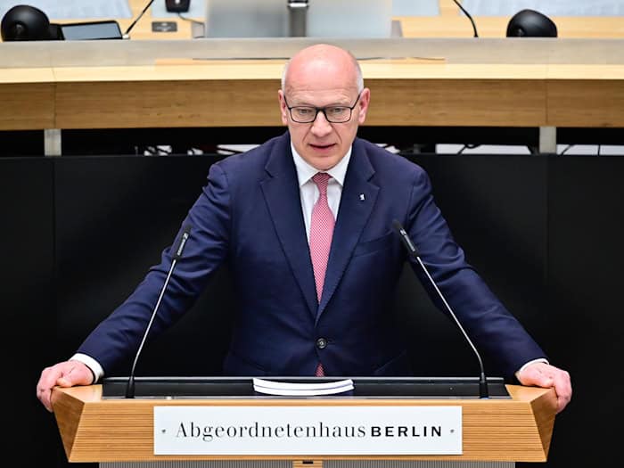 Berlins Regierender Bürgermeister Kai Wegner (CDU) betont, nichts von einer Liste mit Fördervorschlägen für Projekte gegen Antisemitismus gewusst zu haben.  / Foto: Sebastian Christoph Gollnow/dpa