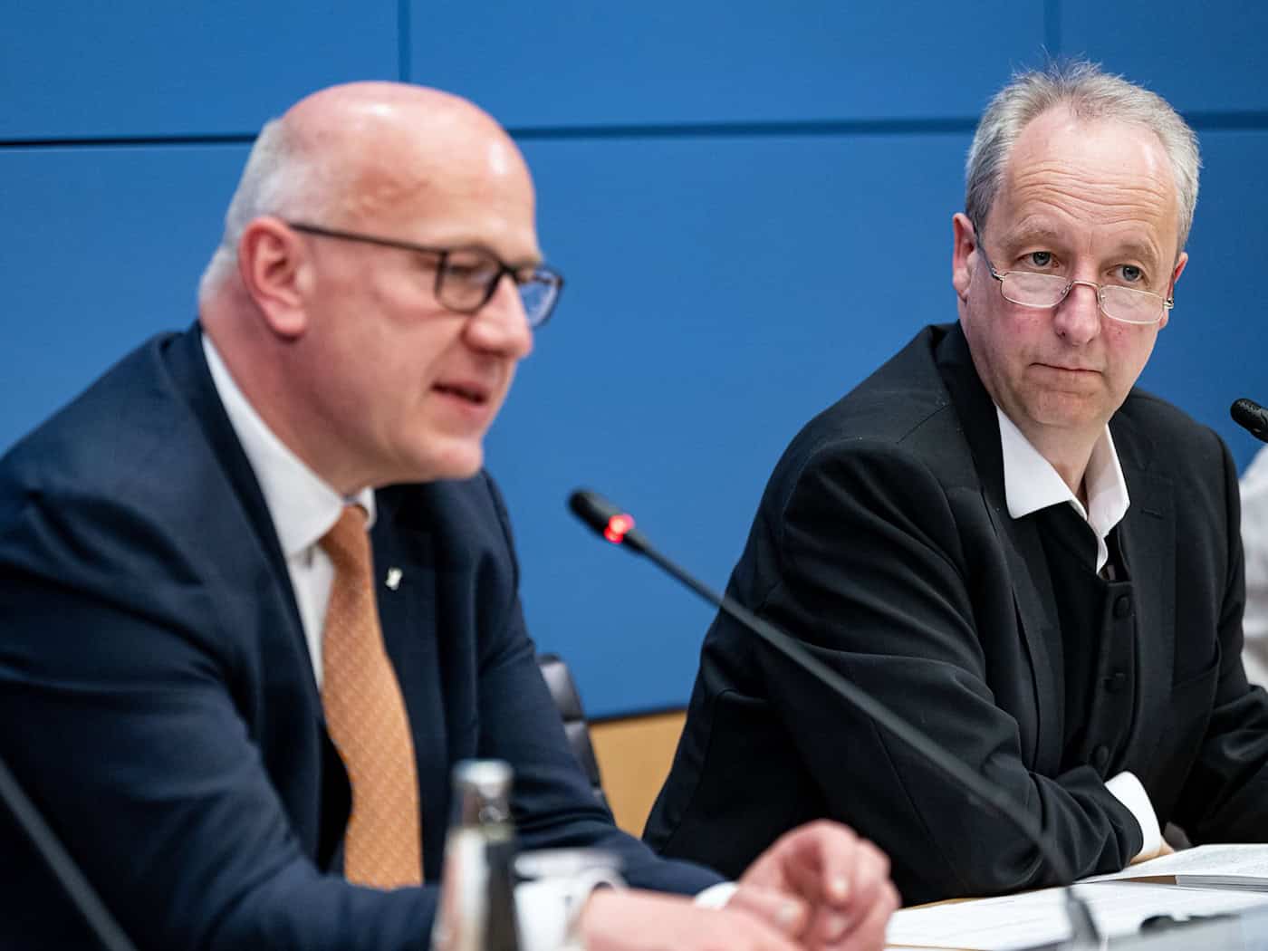 Berlins Regierender Bürgermeister Kai Wegner (CDU) und der evangelische Landesbischof Christian Stäblein (r) treffen sich regelmäßig zum Austausch.  / Foto: Fabian Sommer/dpa