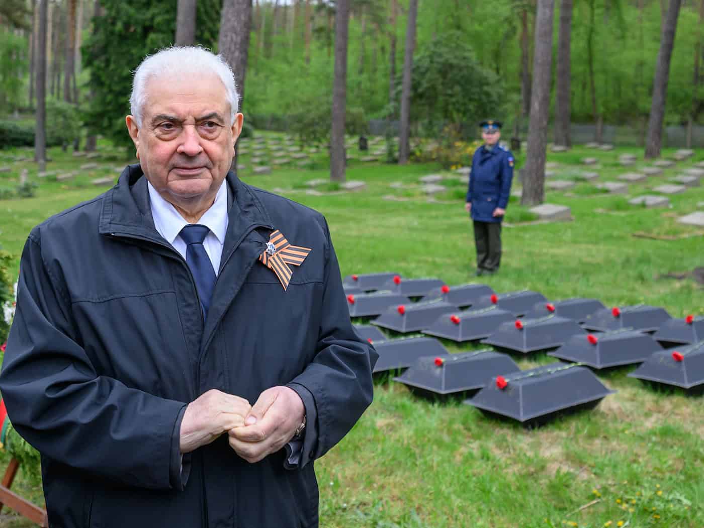 Russlands Botschafter Sergej Netschajew kam nach Potsdam: Dort wurden Überreste von 80 Soldaten der Roten Armee beigesetzt.  / Foto: Patrick Pleul/dpa
