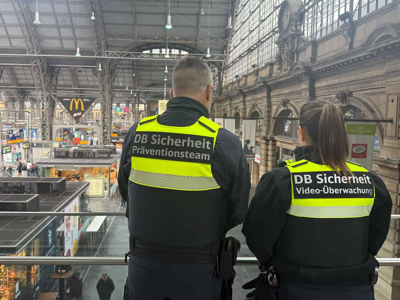 Nach dem tödlichen Angriff auf einen Zugbegleiter hat die Deutsche Bahn zusätzliche Sicherheitskräfte eingestellt. (Archivbild) / Foto: Mona Wenisch/dpa